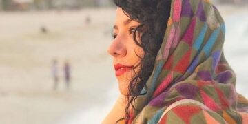 پریچهر قنبری با لباس راحت در دشت و دمن حضور یافت.