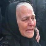 1678936481 916 تصاویر وضعیت مادر فقید زهره فکورصبور در مراسم سالگرد دخترش