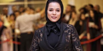 ملیکا شریفی نیا با تیپی باورنکردنی و قدیمی کنار برج ایفل!