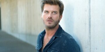 حرکت عجیب آقای بازیگر به سبک امیر تتلو برای همسر و فرزندش!