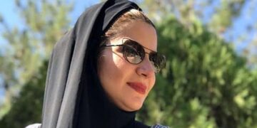 عکسی جالب و دیدنی از خاله شادونه خواهر مریلا زارعی با تیپ و ظاهری بسیار متفاوت در خارج از کشور منتشر شد.