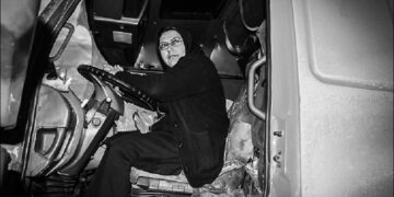 پری محمدزاده اولین راننده تریلی زن ایران است.