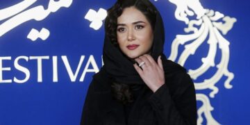 پریناز ایزدیار در کنار سفره هفت سین مینیمال و شیکش عکس گرفت.