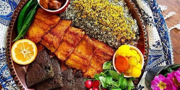 سرو سبزی پلو با ماهی یکی از سنت های شب عید