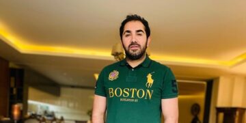 توصیه آسانسوری و خاص مهرزاد معدنچی با ژست عجیب اش!