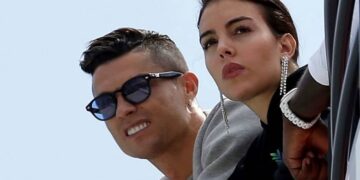 جورجینا با یک حرکت ناشیانه بخش خصوصی اتاق اش را لو داد