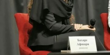 نمایی از بهاره افشاری با چهره و پوشش وارونهعکس