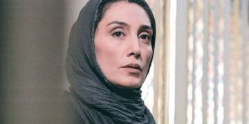 محال است “هدیه تهرانی” را با این چهره بشناسید/ عکس 30 بهمن 1401-14:501375 کمتر از یک دقیقه محال است "هدیه تهرانی" را با این چهره بشناسید/ عکس تصویری از هدیه تهرانی با یک گریم خاص و لباسهای عربی منتشر شد که تشخیص چهره او بسیار سخت است. به گزارش وقت صبح به نقل از حیات خلوت، تصویری زمین تا اسمان متفاوت از چهره هدیه تهرانی سوپراستار دهه 70 و 80 سینمای ایران با چهره ای بسیار متفاوت منتشر شد.