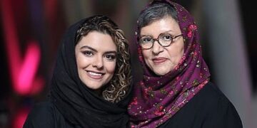 دنیا مدنی و مادرش حجاب نداشتند.