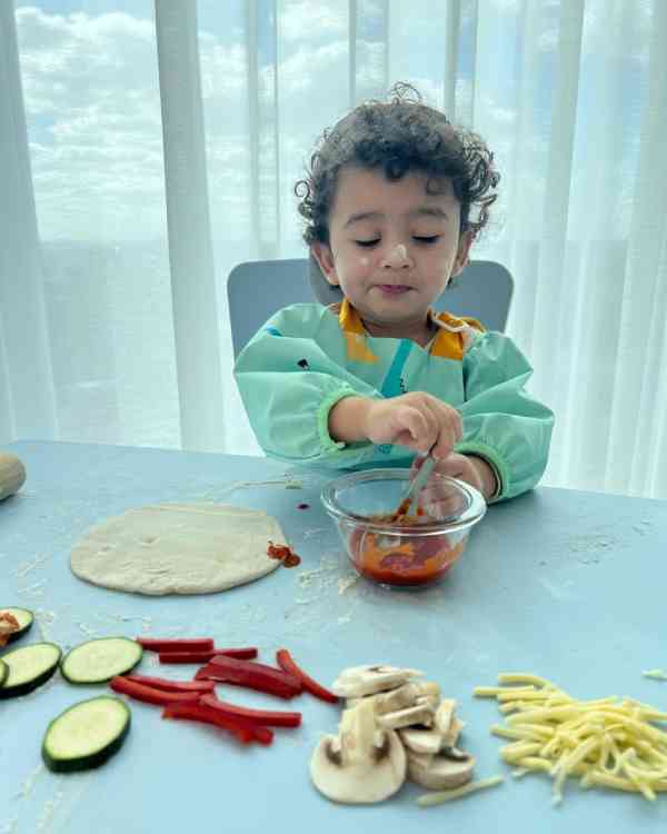 عکس های خنده دار "پسر دنیا جهانبخت" پخت پیتزا/ عکس