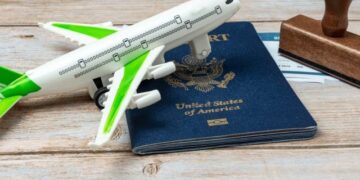 1680949796 بعد از خرید اینترنتی بلیط هواپیما چه نکاتی را بررسی