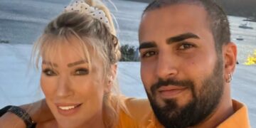 1681080964 ژست خواننده ترکیه ای و همسرش 25 سال کوچکتر