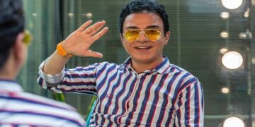 1681255771 عجله عمو پورنگ برای تبریک تولد مهران غفوریان عکس