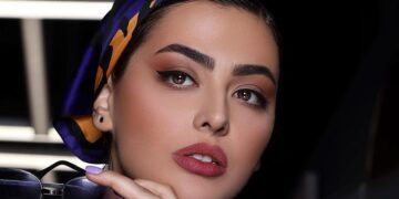 ژست جالب ریحانه پارسا و برادر خردسال اش مقابل آینه آسانسور