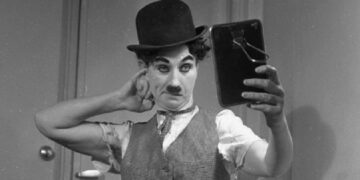 باورتان می شود این آقای جذاب "چارلی چاپلین" خارج از قاب تلویزیون باشد/ عکس