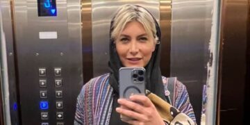 در آسانسور آینه نصب می‌کنند.