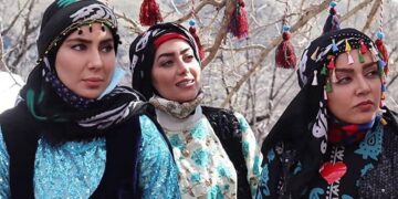 دختران نورالدین نون. خ با ظاهری متفاوت دورهم جمع شده اند.