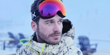 بازیگر جذاب سینمای ترکیه در کنار خانواده.