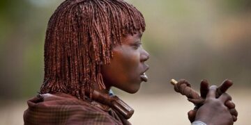 زنان یک قبیله آفریقایی راه رشد سریع مو را بلدند!