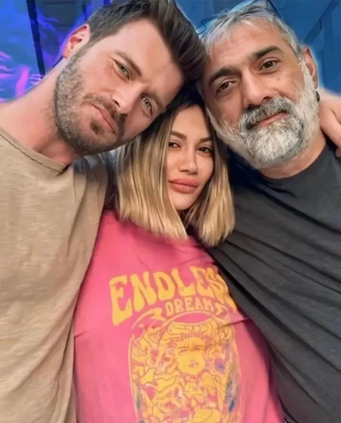 عکس/ بازیگر جذاب سینمای ترکیه در کنار خانواده اش