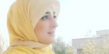 ستاره قطبی خانم مجری محجبه لباس مزونی پوشید.