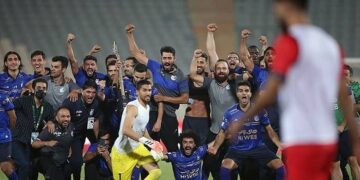 عکس یادگاری با دختران ورود استقلالی ها را به تاخیر انداخت!