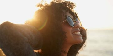 شخصیت افراد دارای موهای فر شوخ طبع و بی دغدغه هستند