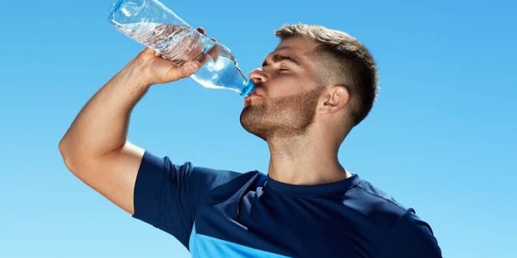 نوشیدن آب نیم ساعت قبل از غذا باعث لاغری می شود