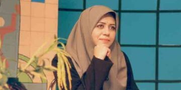 به تازگی عکسی از اکرم محمدی خواه یکی از مجریان معروف صدا و سیما که مدتی است مهاجرت کرده با چهره ای شکسته در خارج منتشر شد.