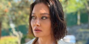 1684832077 عکس نورگل یشیلچای موهایش را روی میز اتو صاف کرد