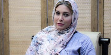 فریبا نادری در یک خبرگزاری ژست‌های عجیب دارد.