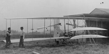 اولین هواپیما در ایران ادر میدان مشق فرود آمد.