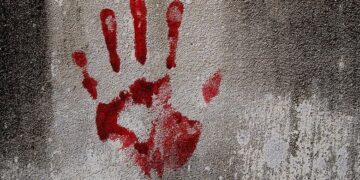 چند سال پیش کریم آتشی همسر سابق مرجانه گلچین همسایه خود را با شلیک یک گلوله در خیابان شریعتی تهران به قتل رساند.