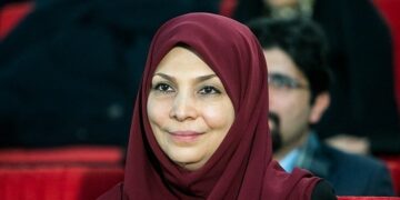 عکسی عجیب از شیده معاونی یکی از مجریان معروف دهه 60 منتشر شد که نشان می دهد این خانم مجری بسیار جوان مانده است.