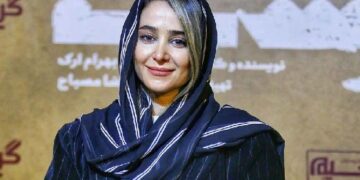 الناز حبیبی نقابش را پس زده بود.