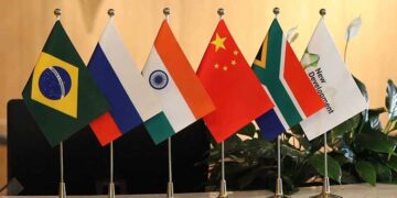 ارز مشترک بریکس در آستانه تضعیف سلطه دلار آمریکا است