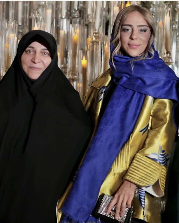 عکسی جالب و دیده نشده از خواهر و مادر محسن ابراهیم زاده خواننده محبوب پاپ منتشر شد که ژست های متفاوت آنها برای کاربران جالب به نظر می رسید.
