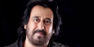 عکسی عجیب از شهرام شب پره خواننده لس آنجلسی و در کنار دختر زیبایش منتشر شد که سن زیاد دختر او باعث تعجب همه شد.