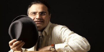 بهزاد خداویسی در سال 66 همزمان با شروع فعالیت بازیگری اش با استانژا دختری فرانسوی ازدواج کرد، و صاحب یک پسر بنام آریامن و یک دختر بنام تیده آ  است.