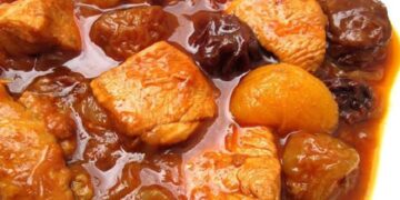 خورش مرغ و آلو غذایی است که می توانید از آن برای مهمانی های خانوادگی خود درست کنید و زمان زیادی نیاز نیست برای درست کردنش استفاده کنید.