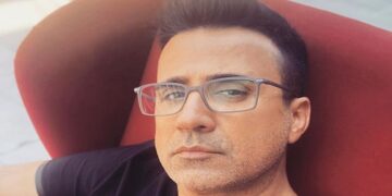 عکسی از عروسی امراه خواننده ترکیه ای بسیار پر طرفدار در کنار همسرش منتشر شد که برای کاربرانتفاوت قد آنها بسیار جالب بود.