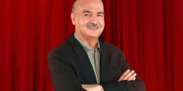 عکسی جالب و دیدنی از ایرج طهماسب مجری بسیار معروف و سرشناس ایرانی در کنار همسر جوانش که جای دخترش است منتشر شد.