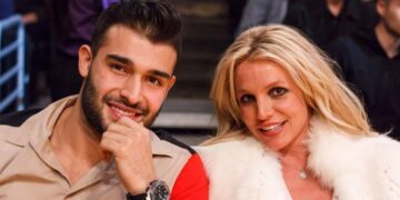 عکسی جالب از سام اصغری همسر بریتنی منتشر شد که این مدل معروف با موهای بلند و کلی ریش به کلی چهره اش تغییر کرده است.