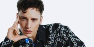 آقای خواننده با لباسی 9 کیلویی با سنگ‌های سواروسکی