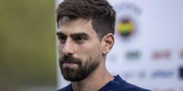 1686975024 عکس فوتبالیست فرزندش را در آغوش گرفت