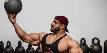 عکسی دیده نشده از هادی چوپان قهرمان ایرانی مسترالمپیا در کنار دخترش در حال تمرینات ورزشی در باشگاه پر بازدید شد.