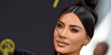 انتقادها از دروغگویی و با آرایش خوابیدن "کیم کارداشیان"