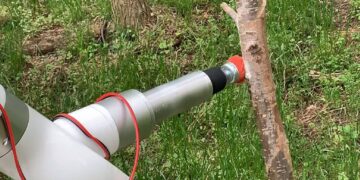 این ربات حشرات مهاجم را از بین می برد