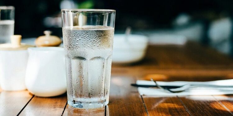 نخوردن آب کافی منجر به چاقی می شود