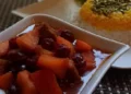 خورشت سیب یکی از انواع خورشت های ایرانی است که بسیار خوش طعم و دلچسب است و شما می توانید آن را به عنوان وعده غذای اصلی در نهار یا شام تهیه کنید.